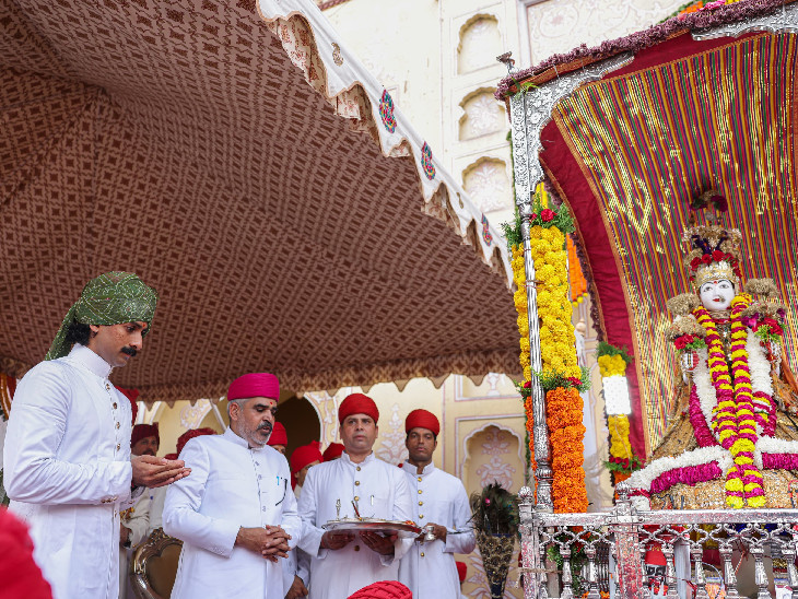 पूर्व राजपरिवार के पद्मनाभ सिंह ने त्रिपोलिया गेट पर तीज माता की पूजा की।