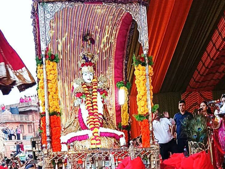 तीज माता की सवारी जहां से भी गुजरी, वहां मौजूद लोग फोटो क्लिक करने लगे।
