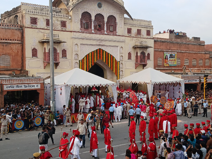 तीज माता की सवारी त्रिपोलिया गेट पर पहुंचते ही फूलों से स्वागत किया गया।