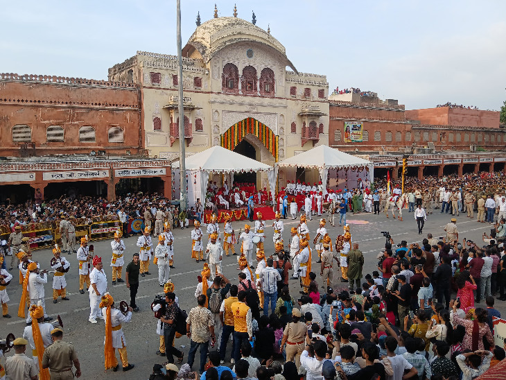 सवारी में जिया बैंड ने परफॉर्मेंस दी। लोग उनकी परफॉर्मेंस को मोबाइल कैमरे में कैद करते दिखे।