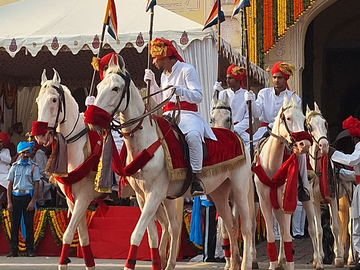 पचरंगा लिए घुड़सवार भी शाही सवारी के साथ-साथ चले।