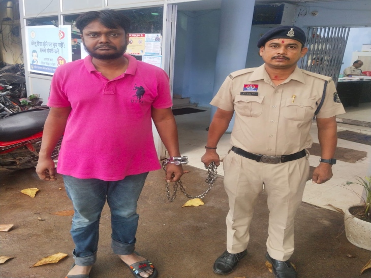 आरोपियों पर अनैतिक व्यापार निवारण अधिनियम लगाया गया है।