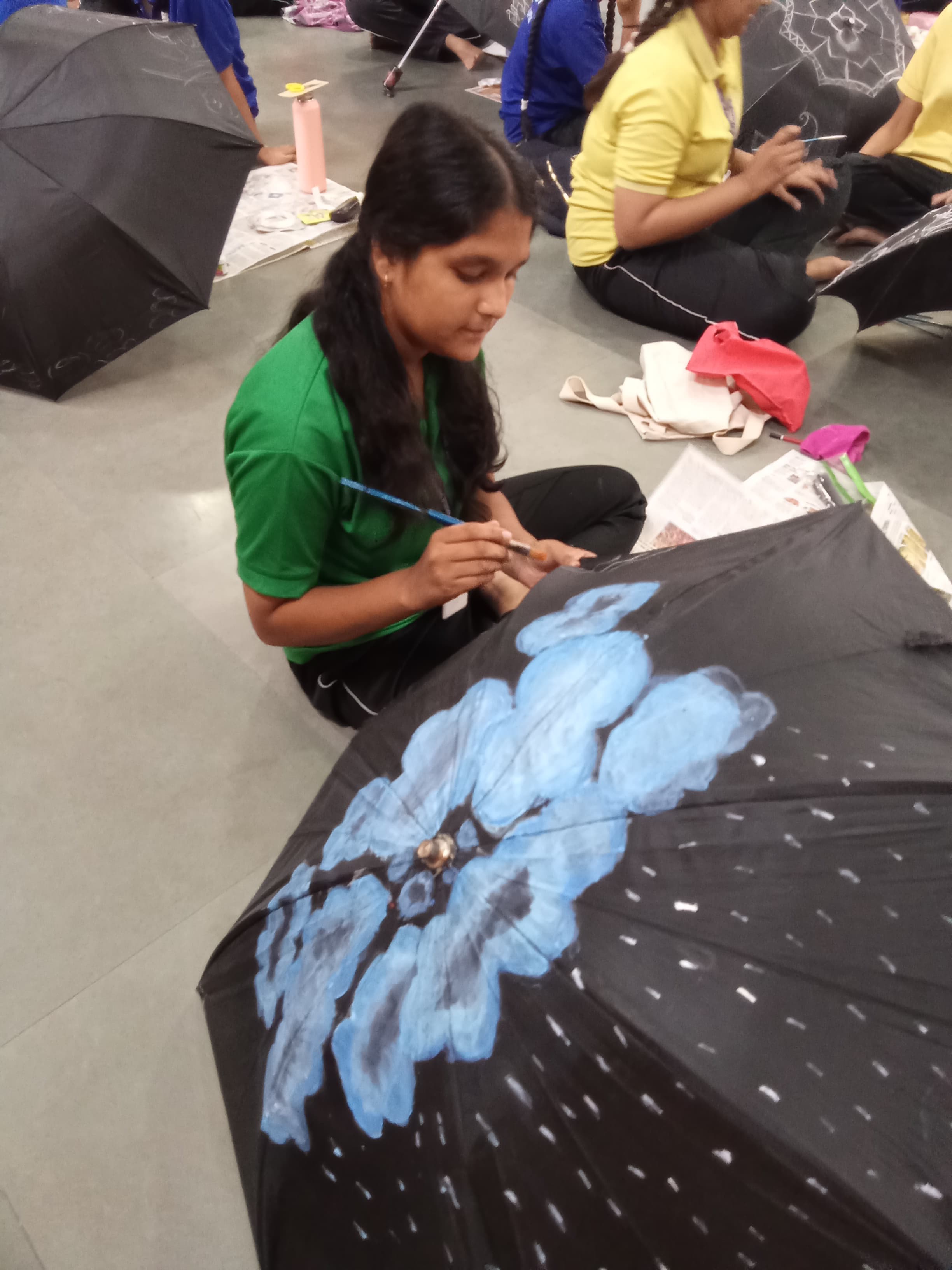 कला के इन जीवंत रूपों से विद्यालय का मैदान मानो एक चलती-फिरती प्रदर्शनी बन गया।