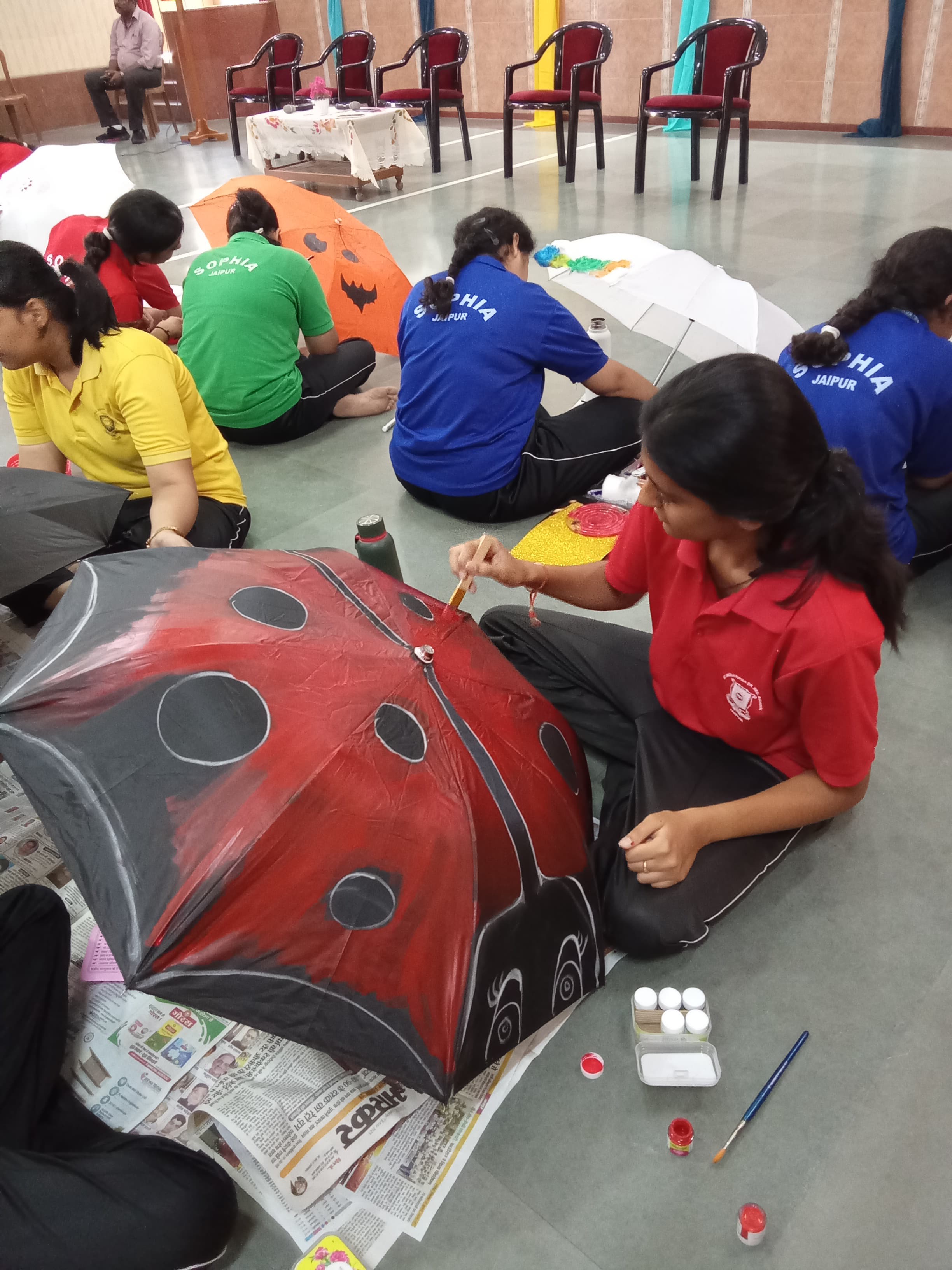 इस फेस्ट में कक्षा नर्सरी से 12वीं तक की छात्राओं ने शत-प्रतिशत भागीदारी कर आयोजन को बेहद मनोरंजक और प्रभावशाली बना दिया।