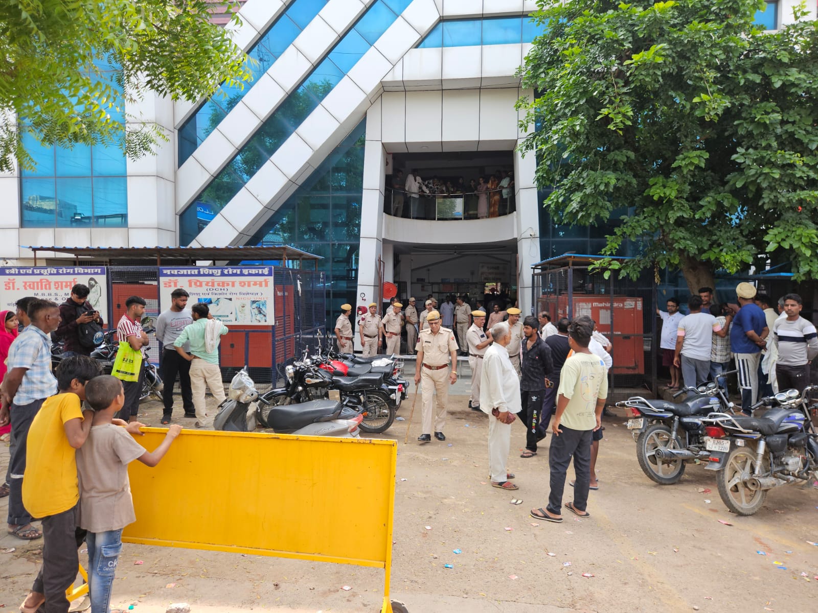 प्रदीप हॉस्पिटल के बाहर पुलिसकर्मी तैनात।