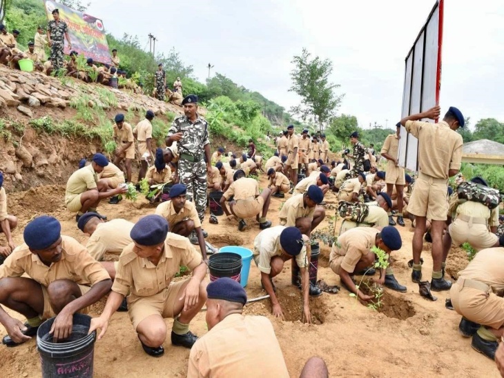 एनसीसी, सशस्त्र बल, स्वयंसेवी संगठन सहित आमजन ने पौधरोपण किया।