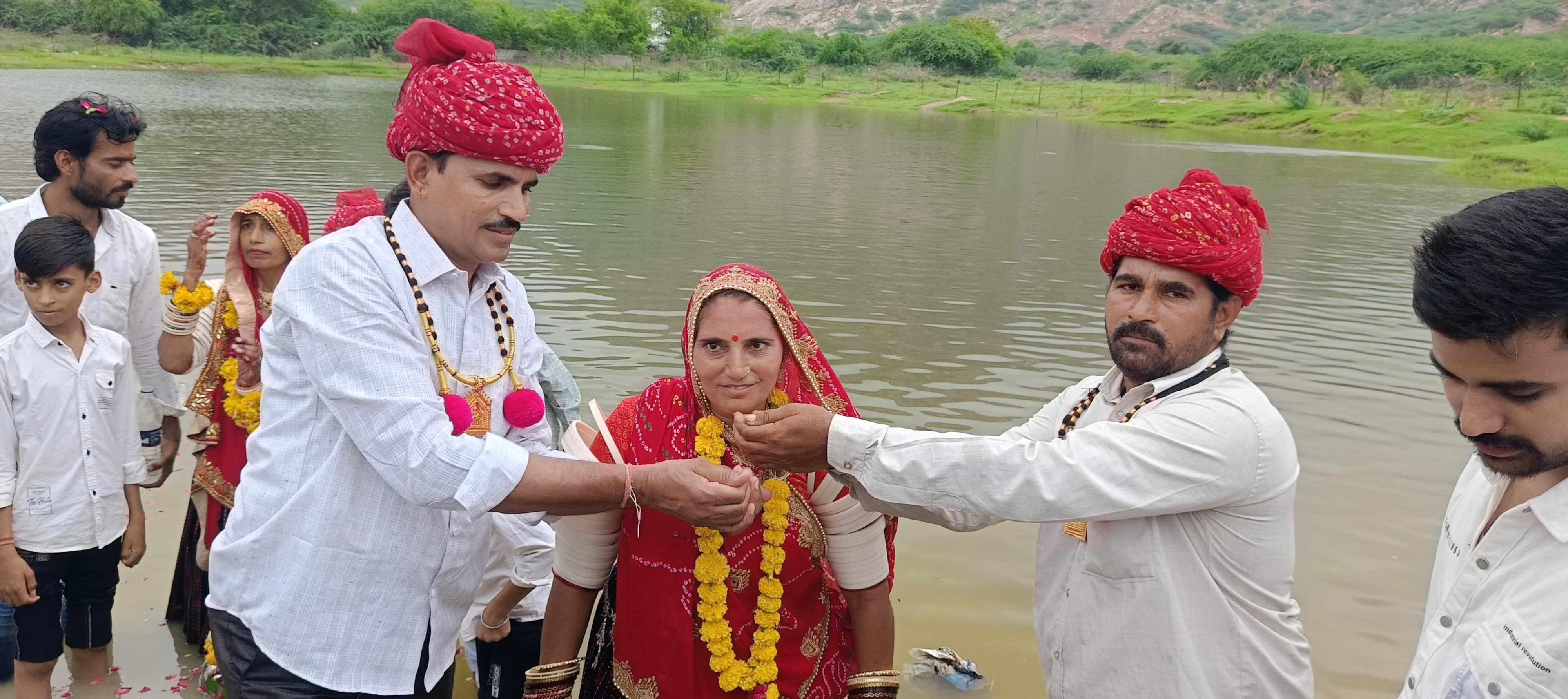 तालाब का पानी पिलाते भाई।