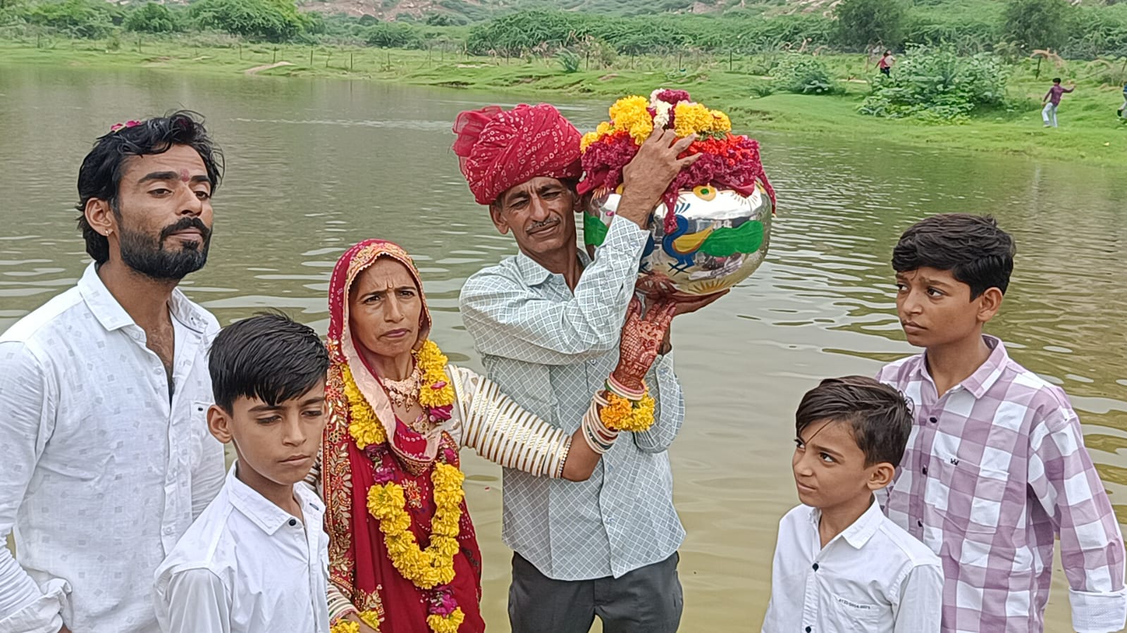 समंदर हिलोरने की रस्म निभाते भाई-बहन