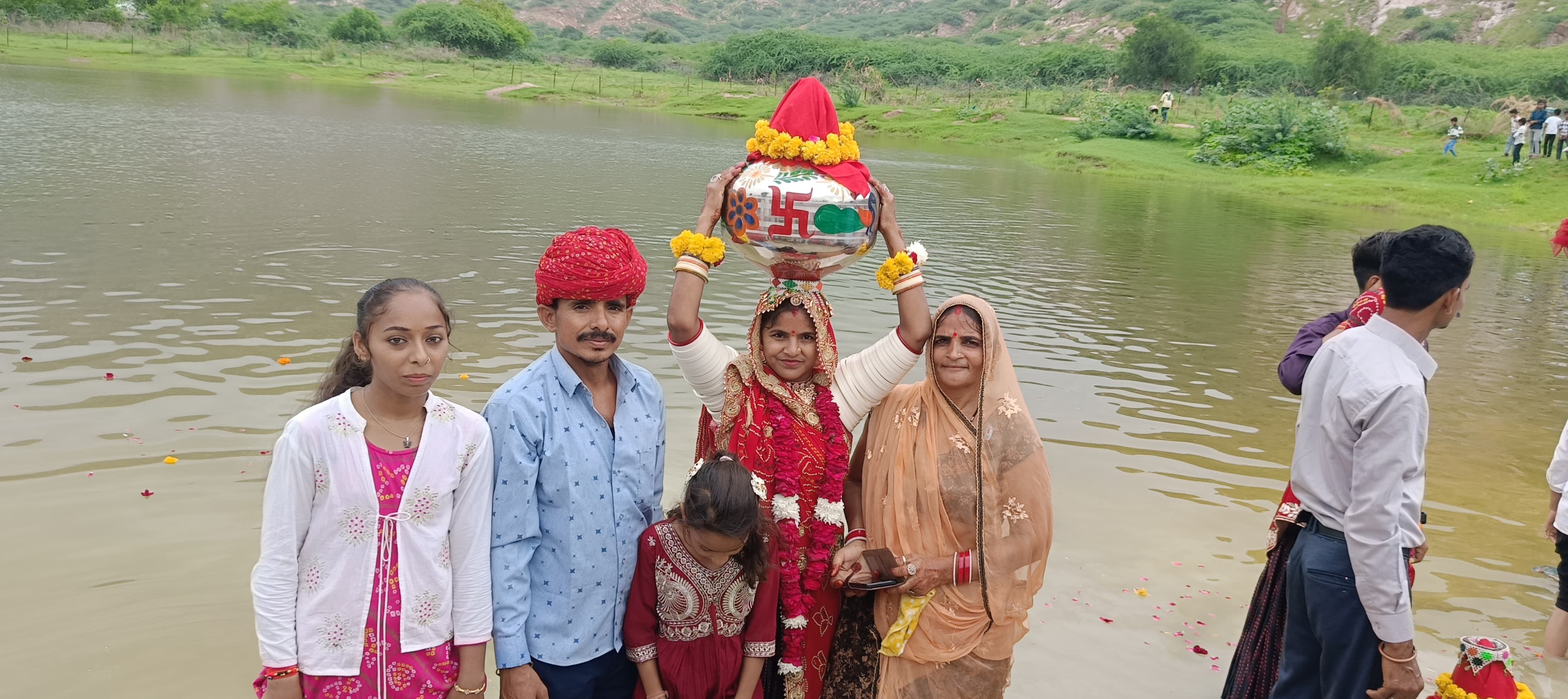 समंदर की रस्म निभाते भाई-बहन।