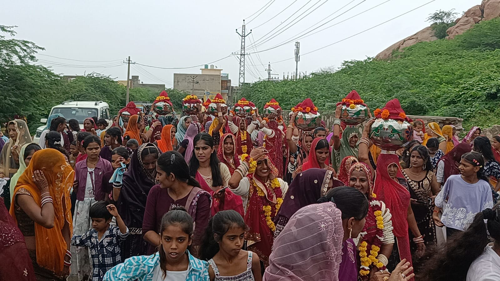 तालाब पर जाती महिलाएं।