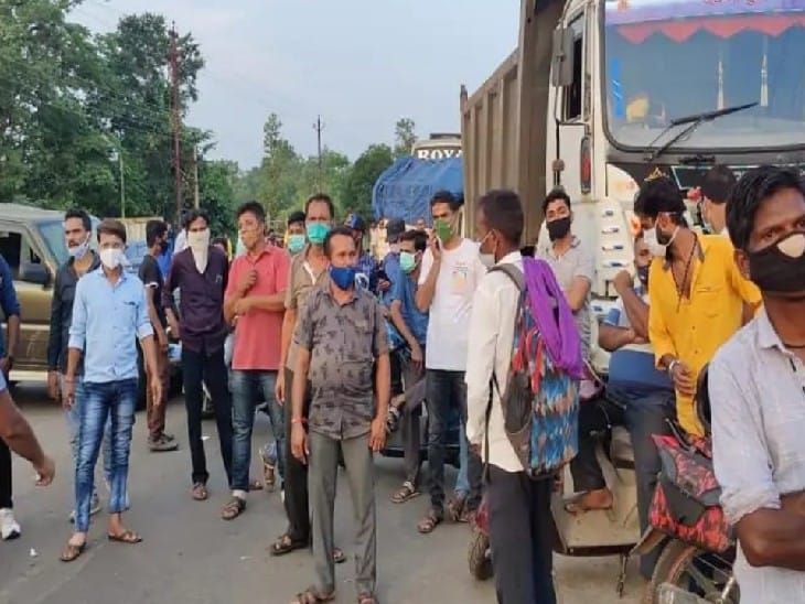 तस्वीर साल 2021 की है, जब शहर के लोगों ने डॉ देवेंद्र प्रताप के खिलाफ NH-63 जाम किया था।