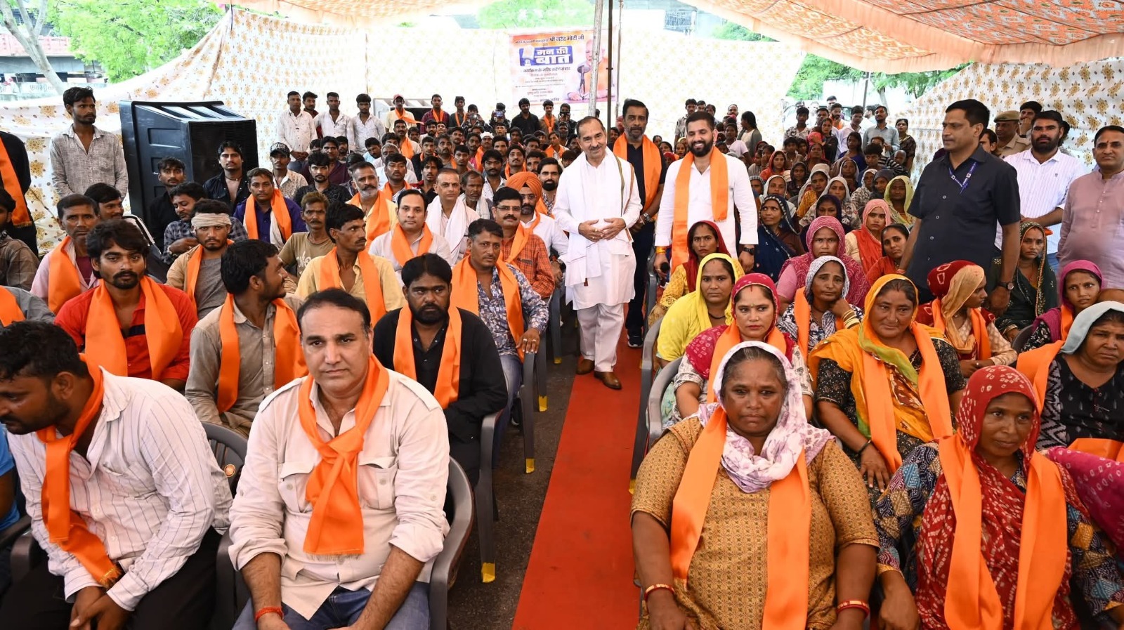 कार्यक्रम में बीजेपी प्रदेशाध्यक्ष मदन राठौड़ ने घुमंतू समाज के लोगों से चर्चा भी की।