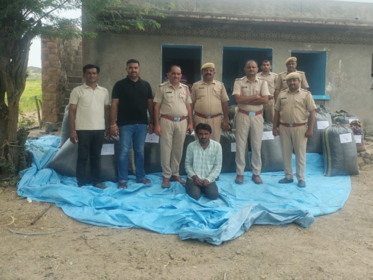 खेत में बने कमरे में छिपाए 40 कट्‌टे किए जब्त।