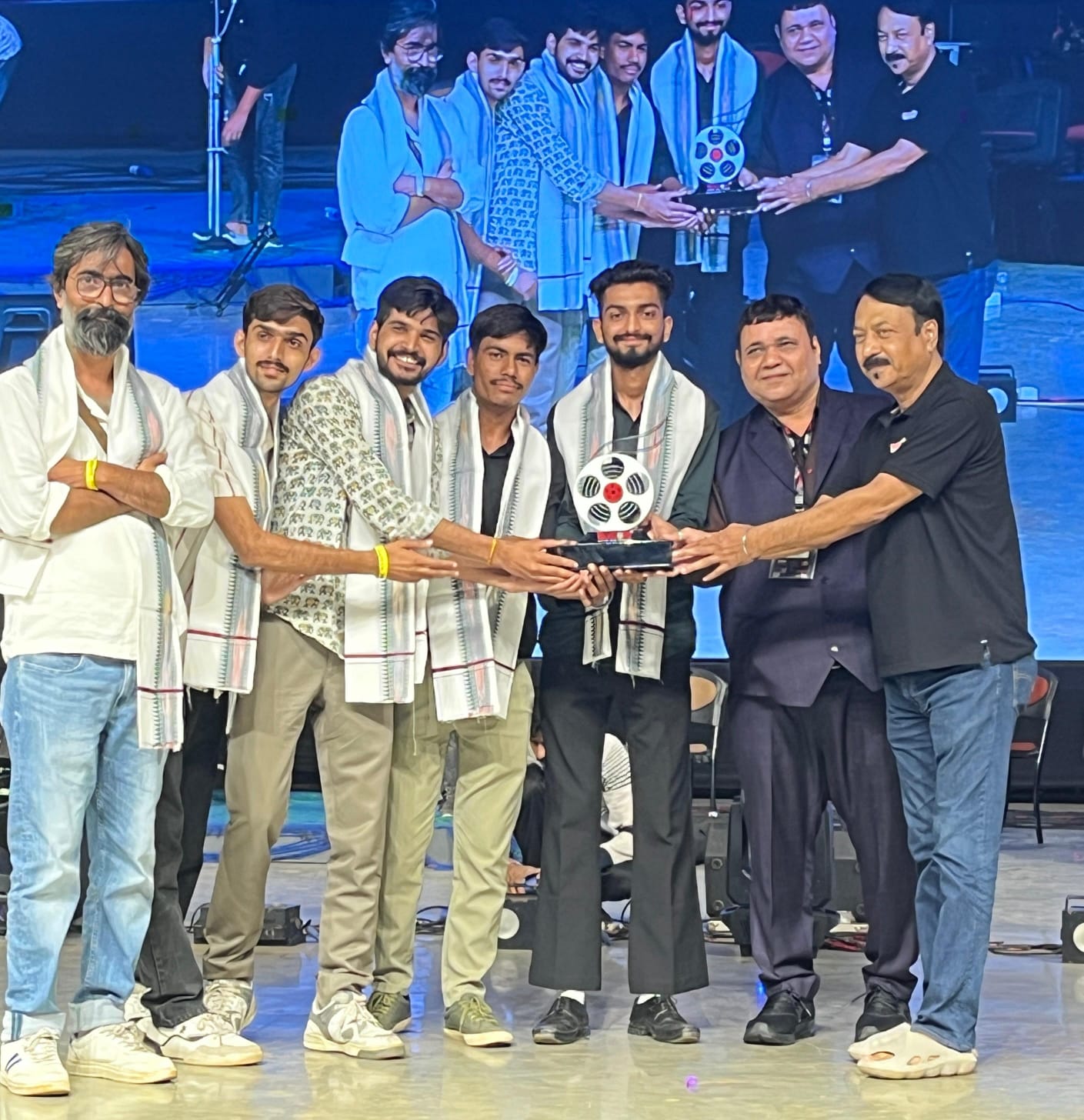 कलाकारों ने अपनी संवेदनशील कहानी और प्रभावशाली सिनेमाई प्रस्तुति से निर्णायकों का दिल जीत लिया।