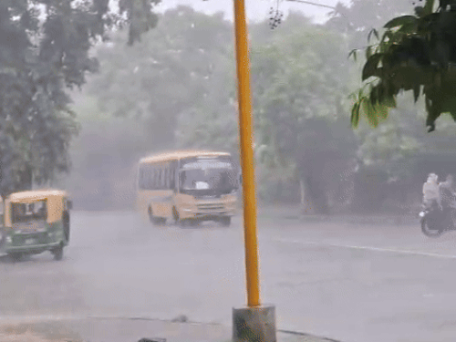 बारिश के बीच बच्चों को घर छोड़ने जाती हुई स्कूल बस।