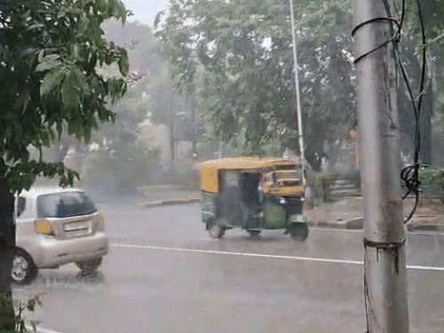 दोपहर करीब 12:30 बजे से तेज बारिश का सिलसिला शुरू हुआ ।