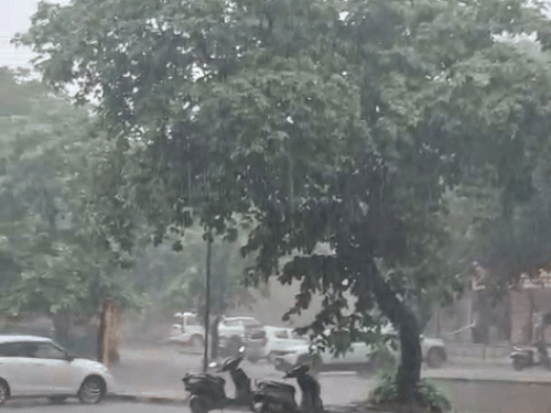 चंडीगढ़ में रुक-रुक कर जारी है बारिश।