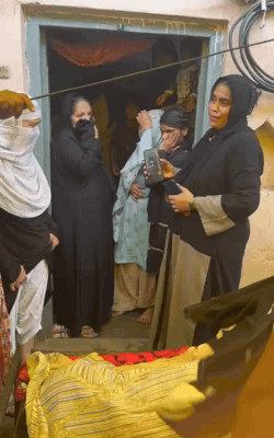 फहद के पिता सऊदी अरब में रहते हैं। बेटे के जनाजे में न पाने को लेकर वो बहुत परेशान हैं। उनका रो-रोकर बुरा हाला है।