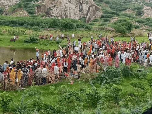 तालाब पर समंदर हिलोरने की रस्म के दौरान लगी लोगों की भीड़।