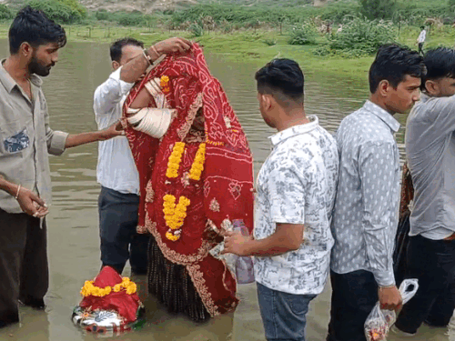 समंदर हिलोरने के दौरान बहन को चुनरी ओढ़ाते भाई।