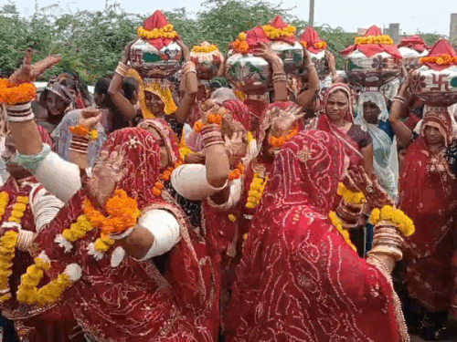 समंदर हिलोर जाते हुए रास्ते में नाचते हुए महिलाएं