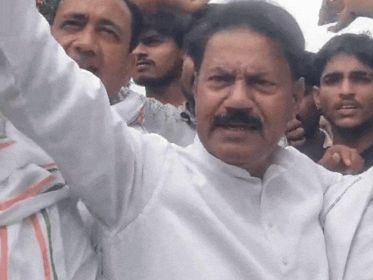 कांग्रेस की सभा में पूर्व मंत्री चौधरी राकेश सिंह चतुर्वेदी ने लगाए नारे।
