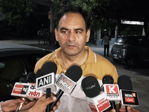 जानकारी देते डॉक्टर विनय