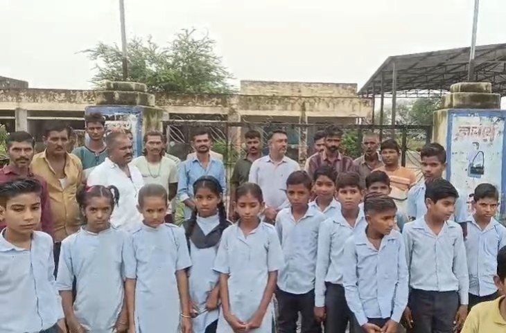 पाली के निकट बालेलाव गांव में जर्जर सरकारी स्कूल के भवन पर ताला लगाने के बाद बाहर खड़े स्टूडेंट।