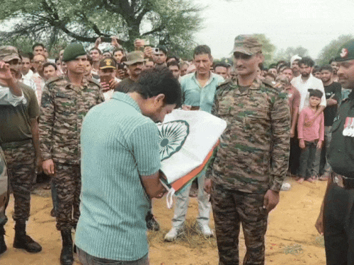 सेना के उच्च अधिकारियों ने नरेंद्र कुमार के बड़े भाई सुरेंद्र कुमार को तिरंगा भेंट किया।