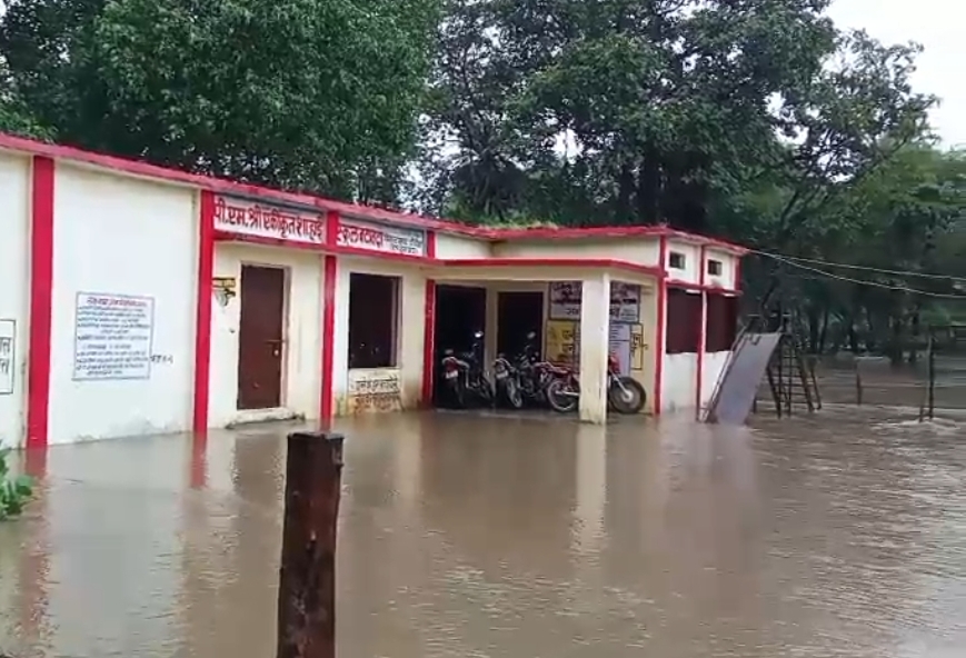 स्कूल में कई फीट तक पानी भर गया।