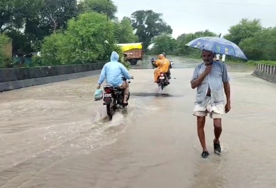 पुलियों के ऊपर से पानी जाने लगा।