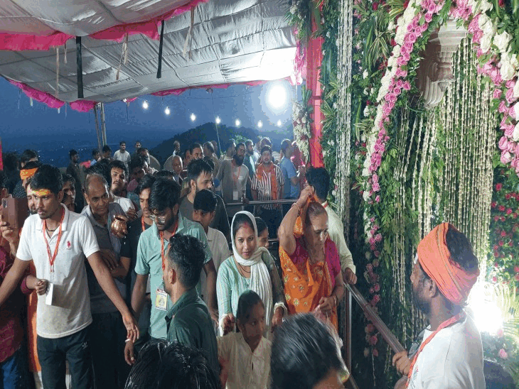 नीलकंठ महादेव मंदिर के रास्ते में भीड़