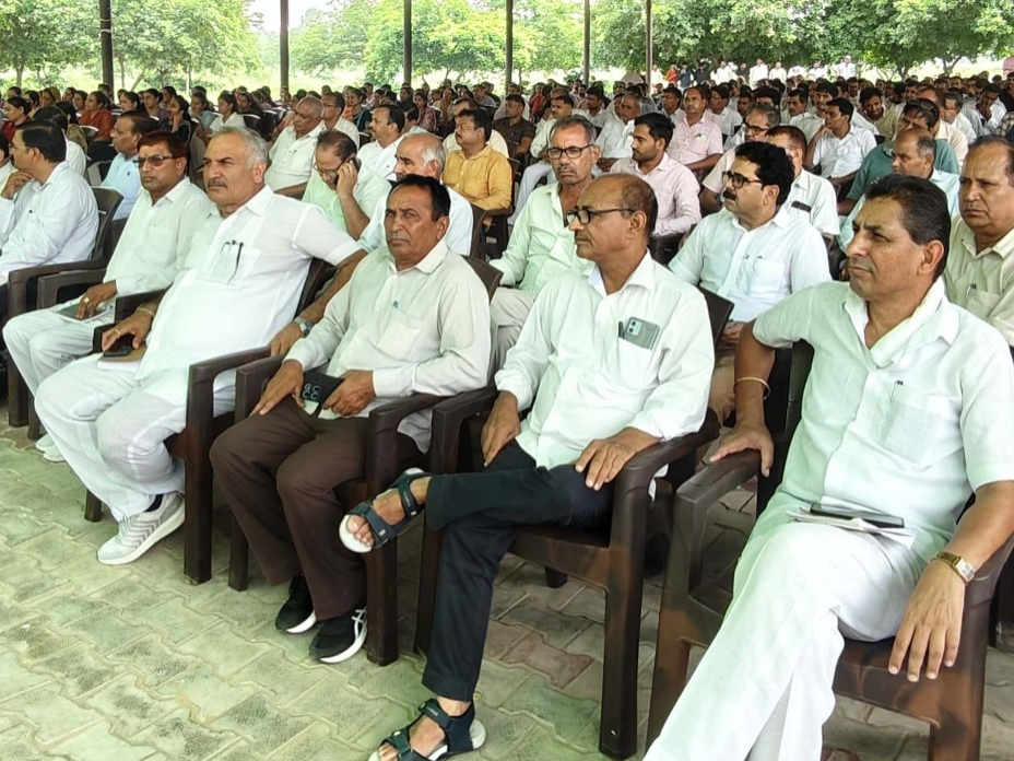 एचटेट परीक्षा को लेकर बैठक में भाग लेते हुए कर्मचारियों
