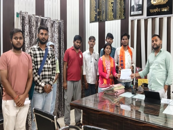 मालपुरा कॉलेज भवन की जर्जर हालत को सुधारने के लिए ABVP कार्यकर्ताओं ने SDM अमित चौधरी को सीएम और कलेक्टर के नाम ज्ञापन दिया है।