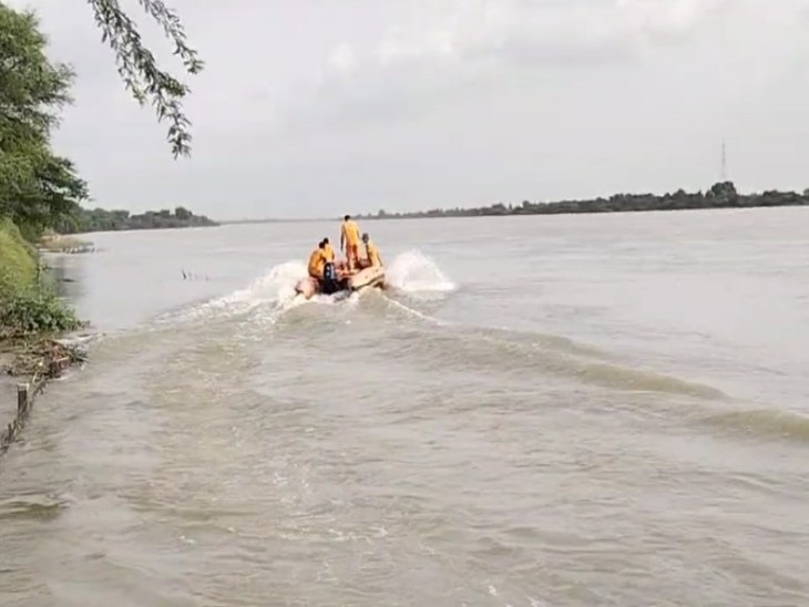 बनास नदी में बहे युवक को तलाशती SDRF की टीम