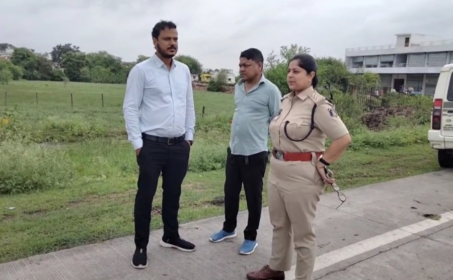 नेशनल हाईवे में हादसे के बाद जांच के लिए पहुंची पुलिस।