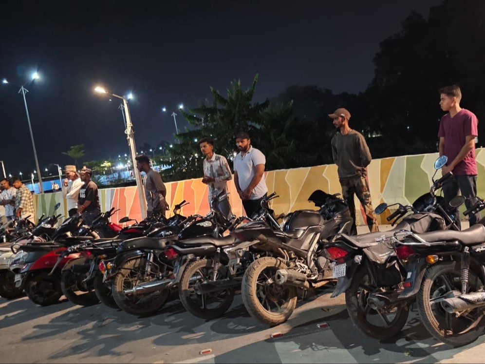 बिना नंबर प्लेट और आड़े तिरछे नंबर लगाकर बाइक चलाने वालों पर हुई कार्रवाई। - Dainik Bhaskar