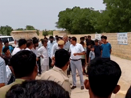जैसलमेरमध्ये शाळेचा गेट कोसळून विद्यार्थ्याचा मृत्यू: शिक्षक आणि 5 वर्षांची मुलगी जखमी; मुलाचे मामा धक्क्याने बेशुद्ध पडले अपघाताची माहिती मिळताच प्रशासकीय अधिकारीही घटनास्थळी पोहोचले आणि ग्रामस्थांशी बोलले.