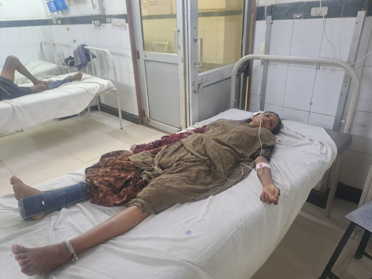 पाली के बांगड़ हॉस्पिटल में भर्ती हादसे में घायल हुई महिला।