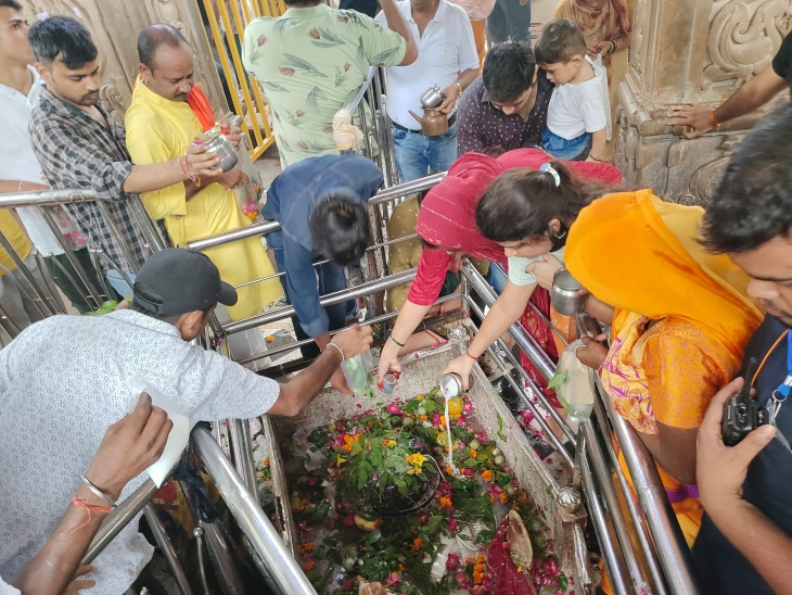 अचलनाथ का दूध-दही पंचामृत व जल से अभिषेक करते भक्त।
