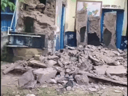 ये फोटो वल्लभनगर के रूपावली गांव के सरकारी उच्च प्राथमिक स्कूल की है। यहां रविवार को स्कूल के बरामदे की दीवार ढह गई थी।