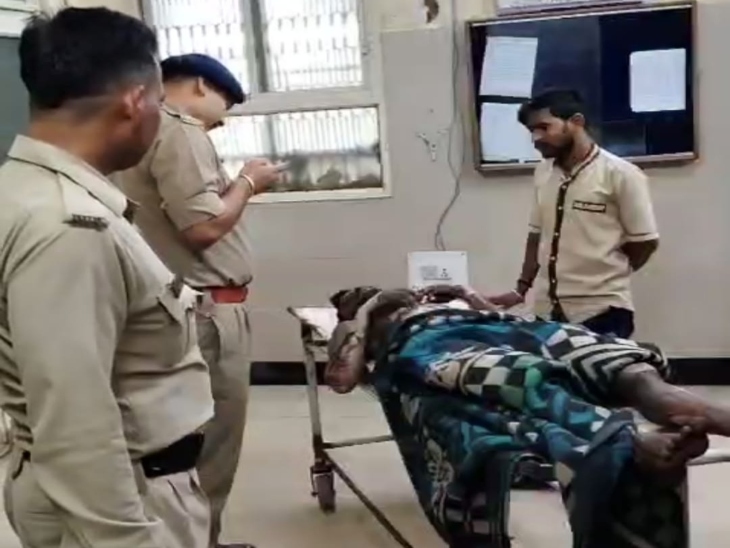 थाना परिसर में खुद को आग लगाने वाले व्यक्ति  का बयान लेते हुए परिजन - Dainik Bhaskar