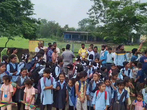 वल्लभनगर के सरकारी उच्च प्राथमिक स्कूल नया राजपुरा में कमरों में प्लास्टर गिरने के बाद बच्चों को तुरंत बाहर निकाला गया।