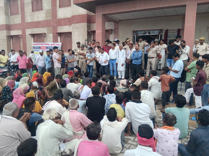 सब्जी विक्रेताओं ने नगर परिषद भवन के सामने लगाया धरना।