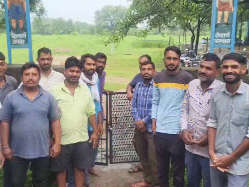 कमरों का प्लास्टर गिरने के कारण ग्रामीणों ने स्कूल में तालाबंदी कर दी।