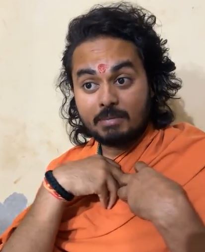 अभयदास महाराज ने सोमवार शाम 4.30 बजे फेसबुक लाइव किया। उन्होंने कहा कि वे जालोर में हैं।