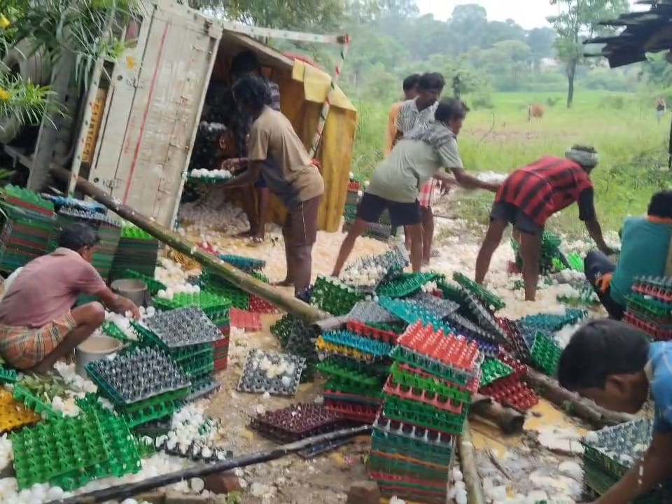 ग्रामीण जहां से जितना समेट सकते थे, समेटने में लग गए।