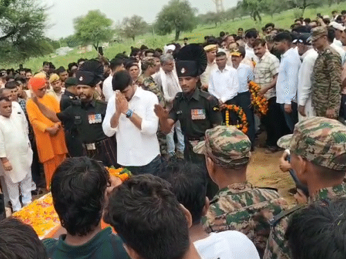 जवान के अंतिम संस्कार के समय सीकर के पूर्व सांसद सुमेधानंद सरस्वती भी मौजूद थे।
