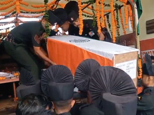 जवान नरेंद्र कुमार की पार्थिव देह को धोद थाने से सेना के ट्रक में रखते हुए।