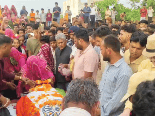 ओझियाना गांव में घर पर पन्ना सिंह की पार्थिव देह के अंतिम दर्शन के दौरान उनकी मां रोने लगी।